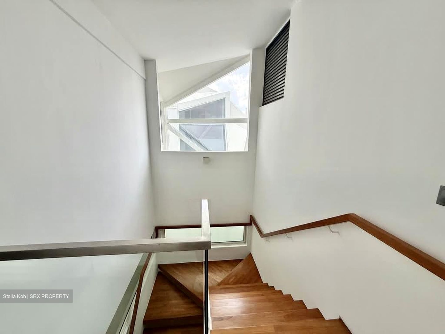 Charlton 27 (D19), Terrace #558508291